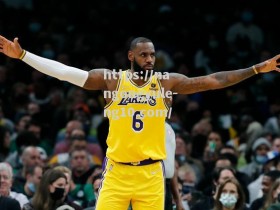 南宫娱乐-NBA历年常规赛联盟第一排名揭晓：巨星集结争霸烽火连天_NBA历史最强三巨头